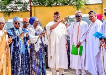 Ogun State Gov rolls out 40 SUVs for Ogun monarchs