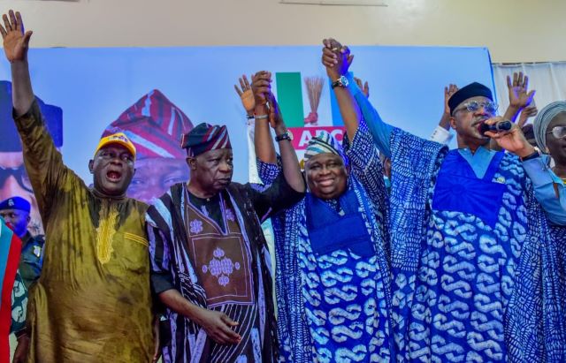 Abiodun formally presents Senator Adeola to Ogun West APC stakeholders